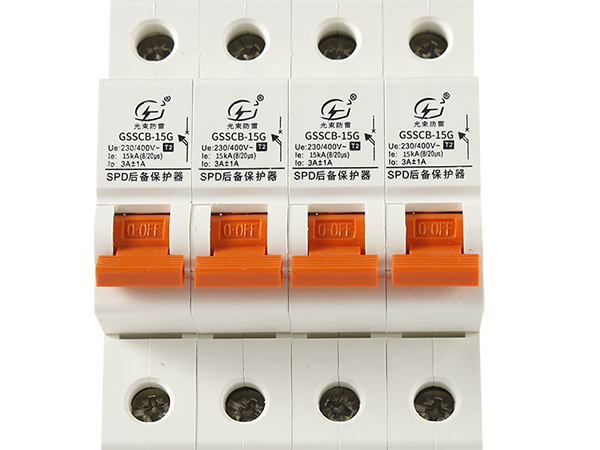 觸發(fā)后備保護(hù)的具體條件是什么？例如，是基于電流、電壓的異常，還是基于主保護(hù)器的信號(hào)丟失？