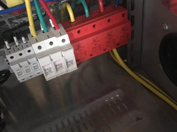 海拔最高的輸變電工程如何選擇國(guó)家電網(wǎng)浪涌保護(hù)器呢？[杭州光束防雷]